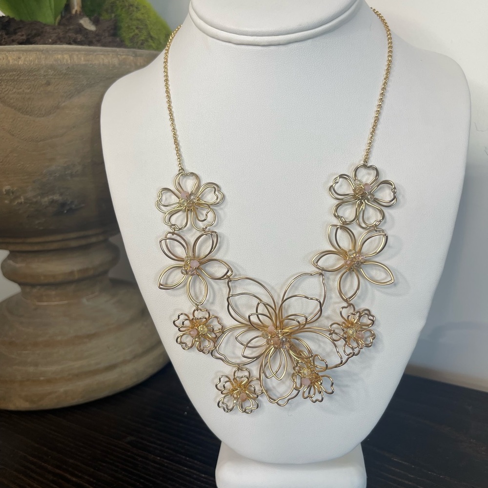 🌸NWT🌸Stunning Gold Tone Floral Statement Necklace & Earring Set